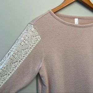 Flora Nokrooz pink crew neck sweater. Decorative white lace detail on sleeves.
